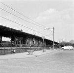 150200 Gezicht vanaf het Stationsplein op het N.S.-station Dieren-Doesburg te Dieren.N.B. De stationsnaam ...